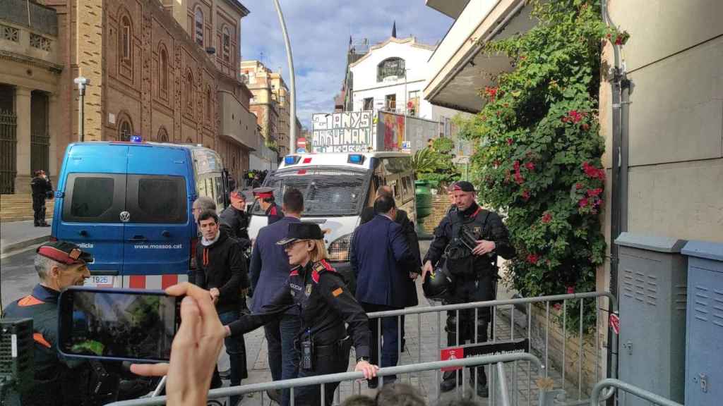 Joan Ignasi Elena, consejero catalán de Interior, felicitando a lo agentes de Mossos