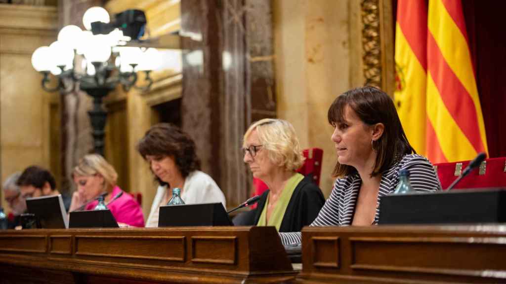 En primer plano, la diputada de Junts Aurora Madaula; y a dos asientos de ella, la presidenta del Parlament, Anna Erra