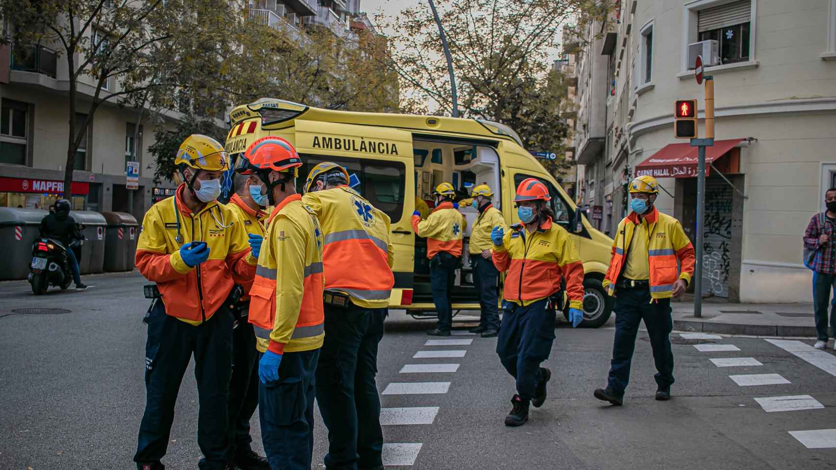 Sanitarios del SEM con una ambulancias en Barcelona