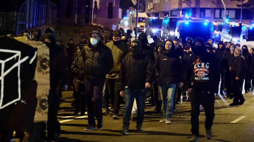 Cargas policiales y barricadas en la manifestación pro okupas en la Bonanova