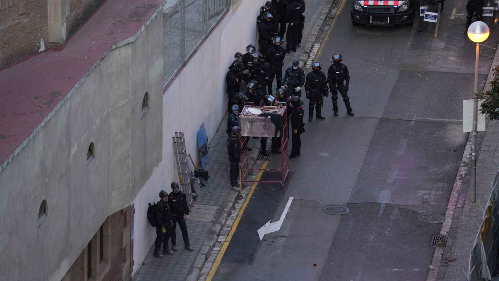 Agentes de los Mossos d'Esquadra arrastran una jaula para acceder a El Kubo y La Ruïna