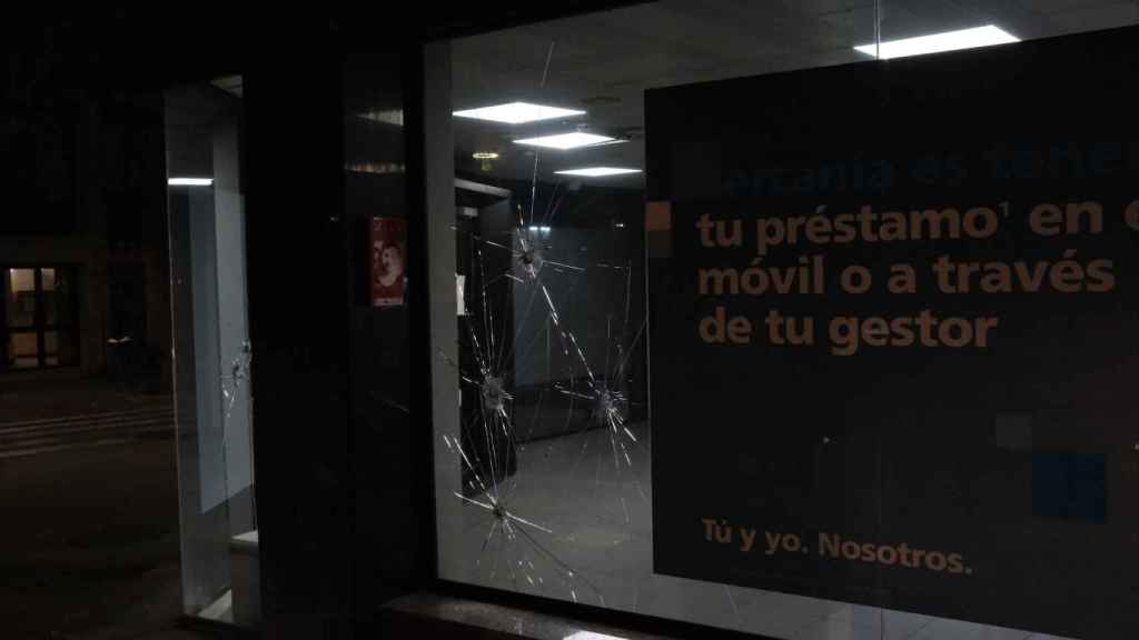 Una de las sucursales bancarias atacadas por los anarquistas