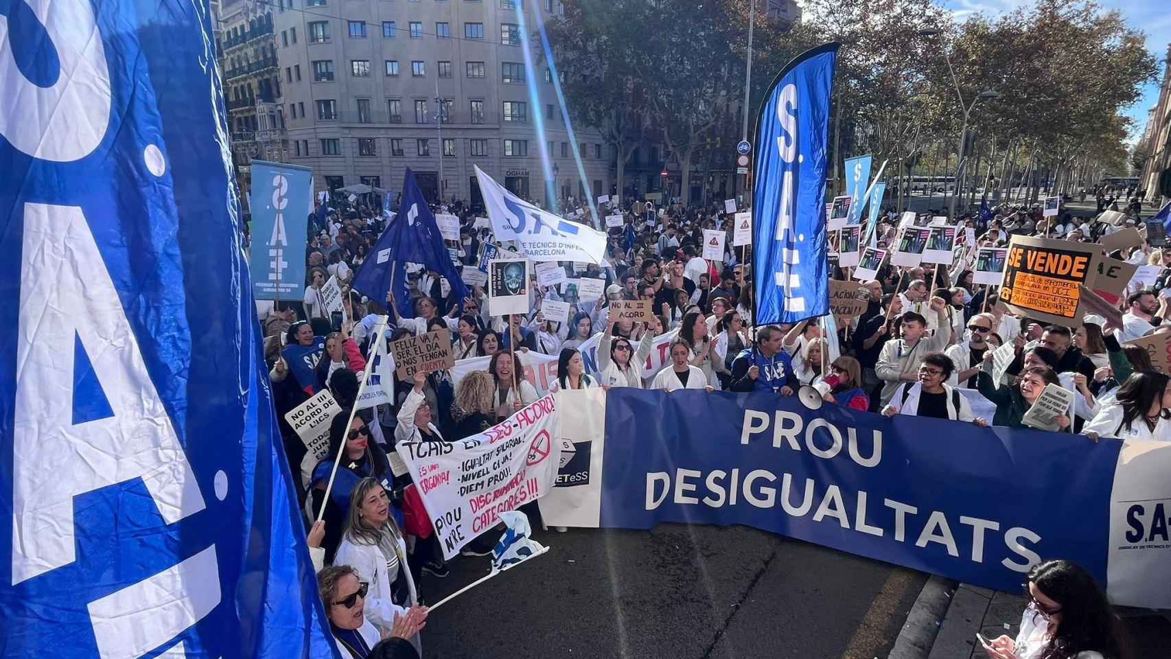 Huelga de los sanitarios en la Gran Via de Barcelona
