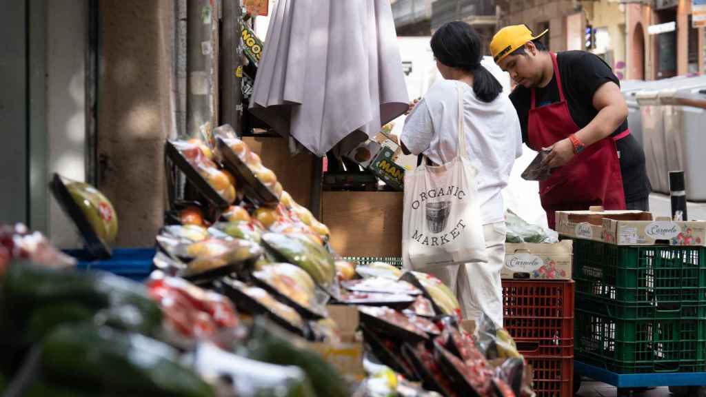 Varias frutas expuestas en el exterior de una frutería en Barcelona