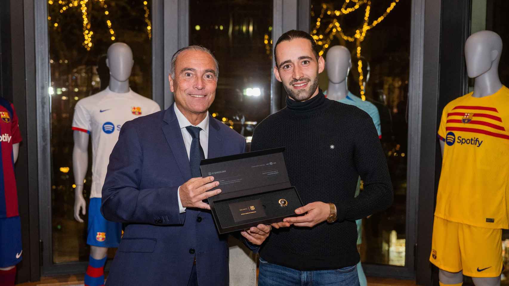 Rafa Yuste entrega a un aficionado del Barça un diamante del proyecto 'Memorabilia'