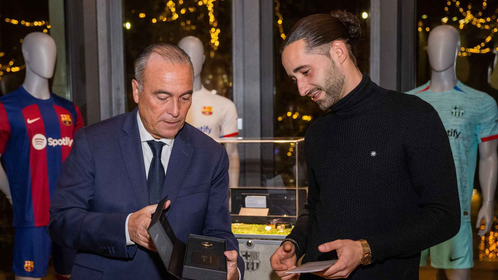 Rafa Yuste hace entrega de un diamante a un hincha del Barça