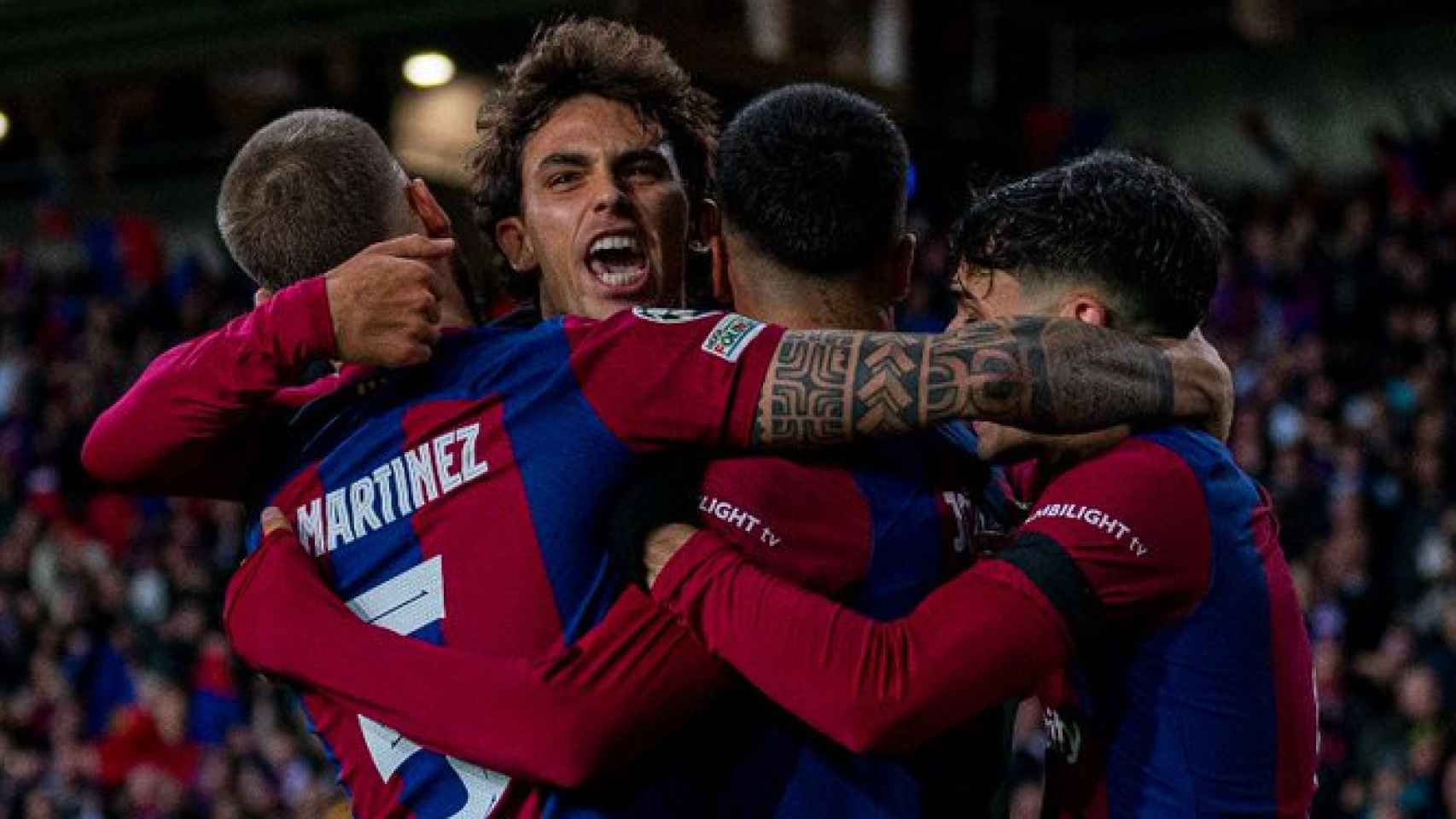 Joao Félix celebra su gol con los compañeros en el Barça-Oporto