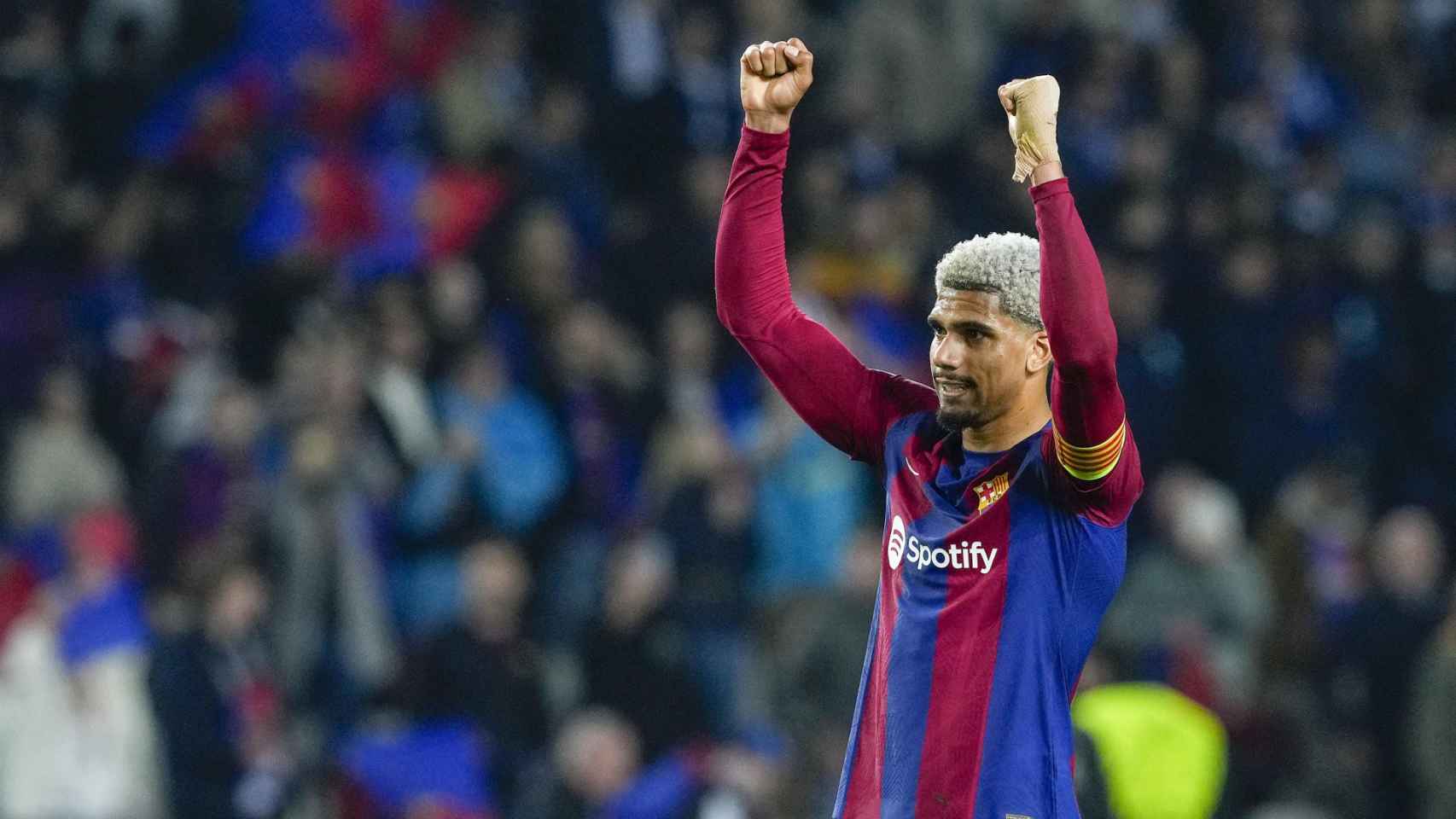 Ronald Araujo celebra la victoria del Barça contra el Oporto