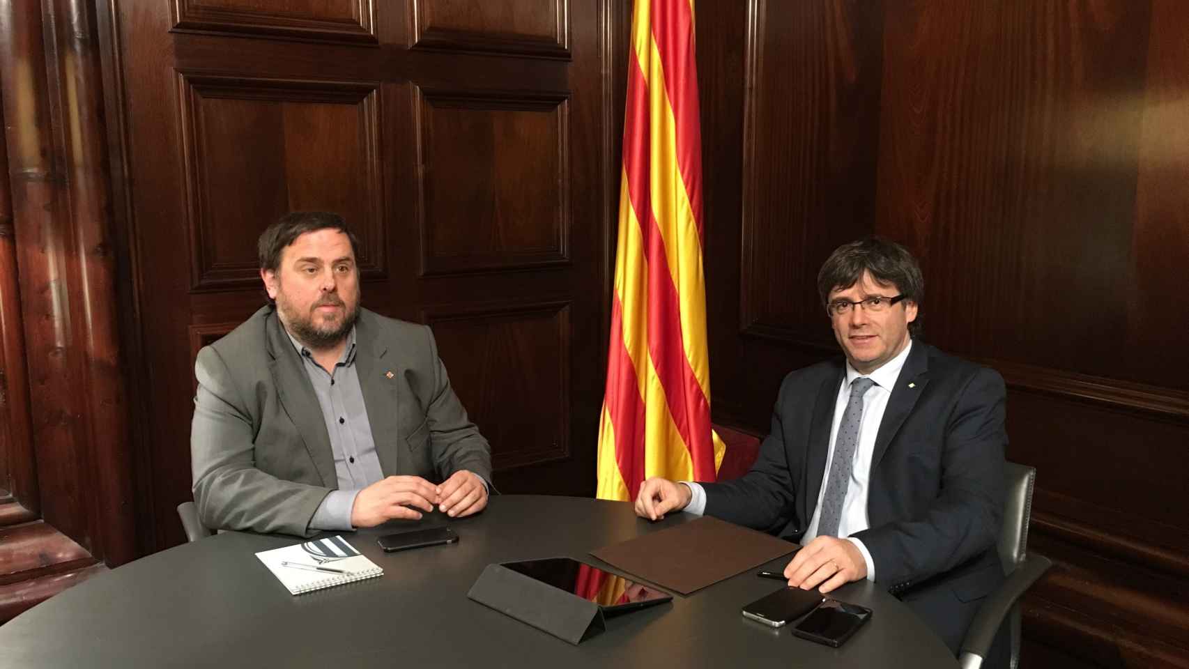 El expresidente de la Generalitat, Carles Puigdemont, y el líder de ERC, Oriol Junqueras