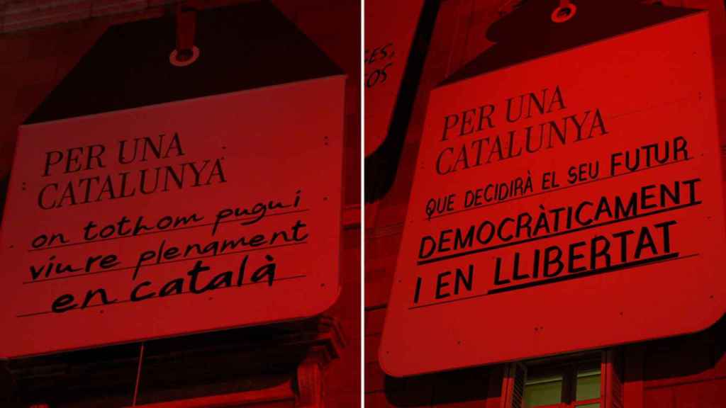 Pancartas secesionistas en la fachada de la Generalitat de Cataluña en la plaza Sant Jaume de Barcelona en las fiests navideñas de 2023