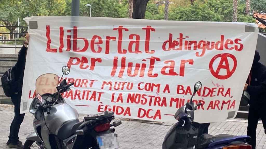 Pancarta desplegada ante la Ciutat de la Justícia por Ègida DCA, defensa colectiva anarquista, el colectivo que ha dado apoyo a los okupas de la Bonanova detenidos durante el desalojo