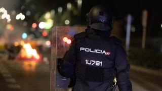 Imagen de un agente de la UIP de la Policía Nacional ante las protesta de Ferraz