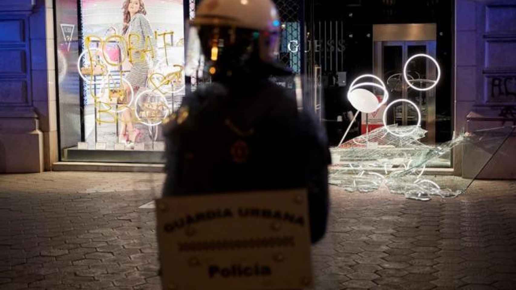 Un agente de la URPE de la Guardia Urbana, durante disturbios en Barcelona