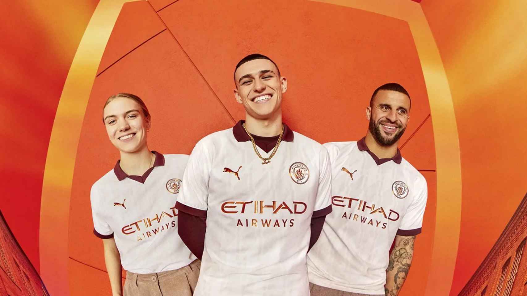 Los jugadores del Manchester City posan con la última camiseta de Puma