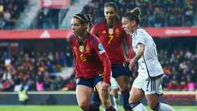 Aitana Bonmatí comanda una jugada de la selección española contra Italia