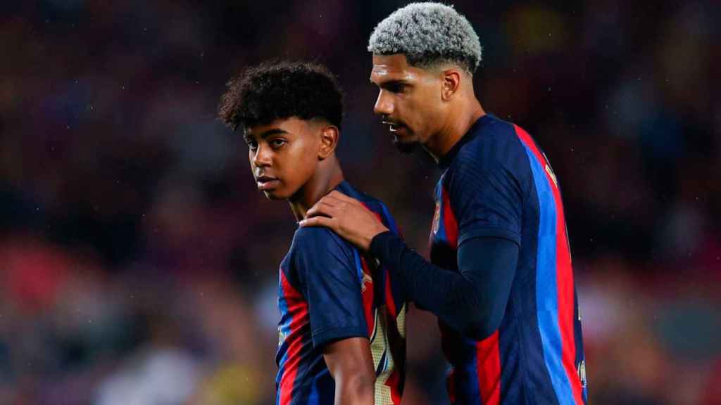 Ronald Araujo y Lamine Yamal, durante un partido del Barça