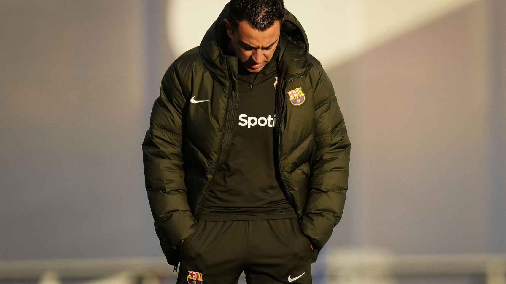 Xavi Hernández, cabizbajo durante un entrenamiento del FC Barcelona