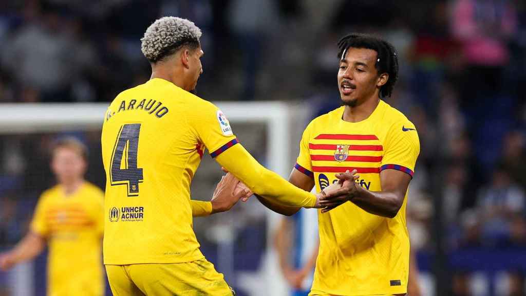 Araujo y Koundé, durante un partido del Barça en la Champions League