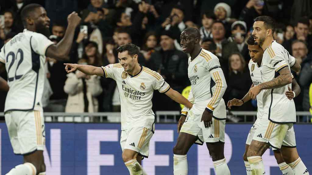 Brahim señala a Kroos después de marcar el primer gol del Real Madrid contra el Granada