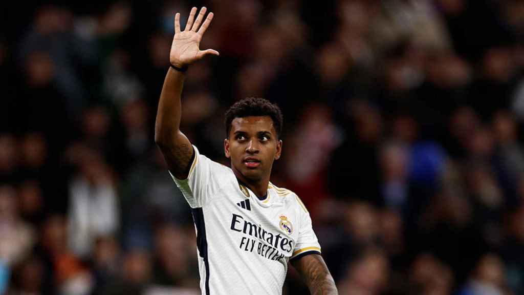 Rodrygo saluda a las gradas del Bernabéu tras marcar un gol ante el Granada