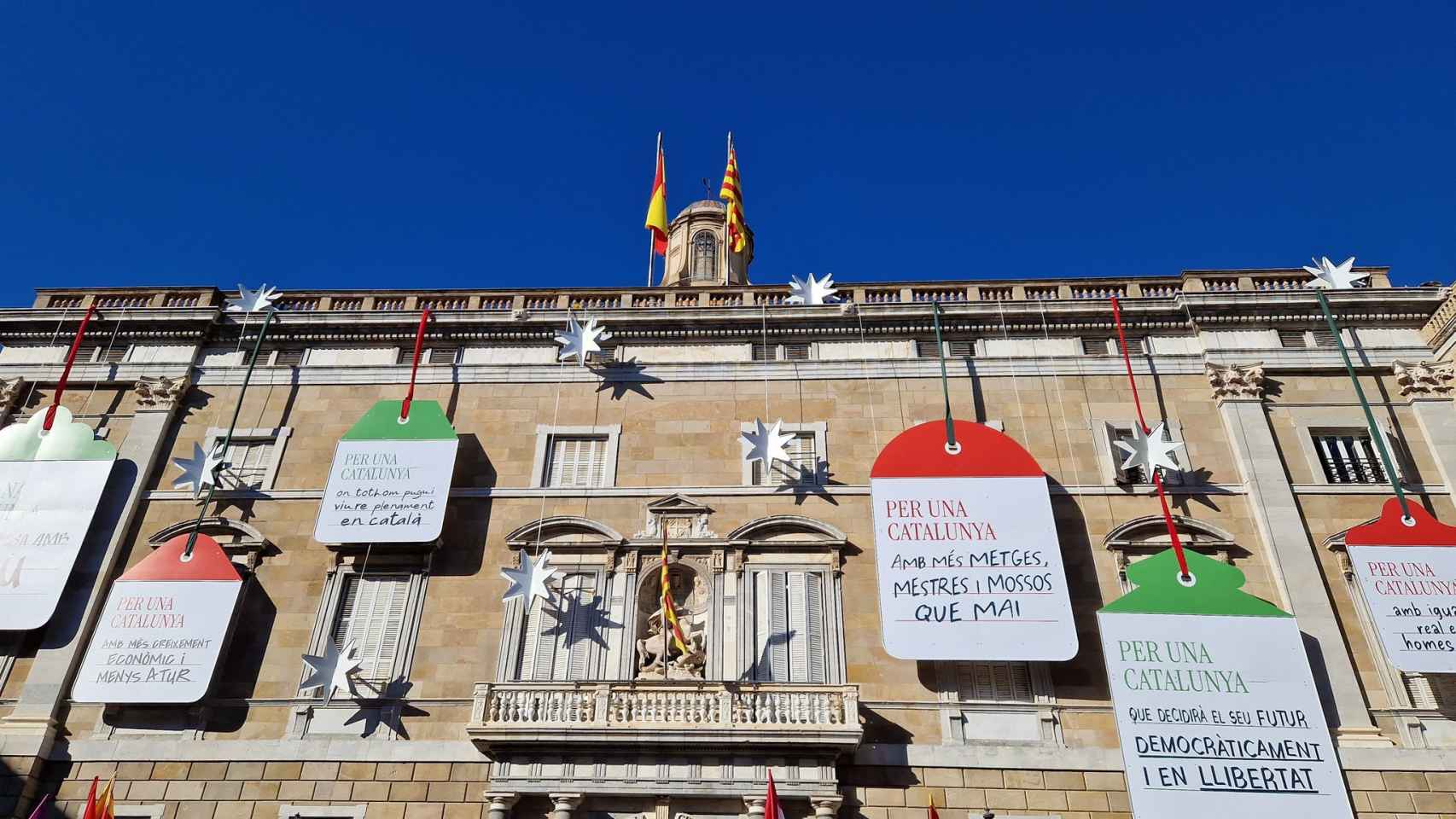 Pancartas partidistas en la fachada de la Generalitat de Cataluña antes de las fiestas navideñas de 2023