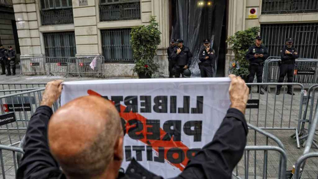 Un manifestante independentista, ante la Jefatura de Policía de Cataluña en la Via Laietana