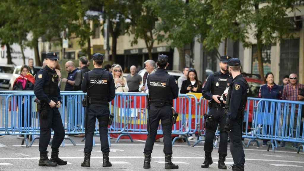 Policías nacionales, ante una protesta antiamnistía en Ferraz