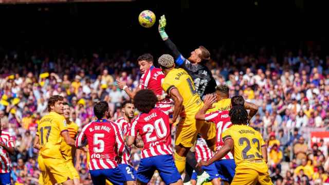 Oblak despeja un balón en el duelo entre Barça y Atlético en el Camp Nou