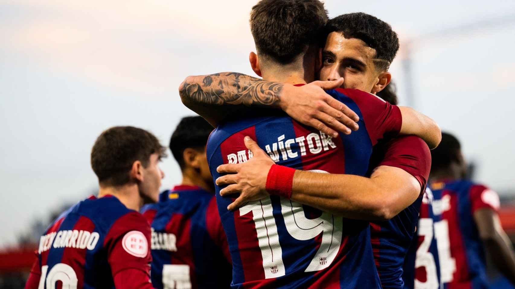 Pau Víctor y Ángel Alarcón celebran el gol del Barça B contra el Deportivo