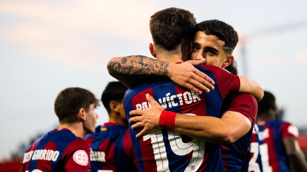 Pau Víctor y Ángel Alarcón celebran el gol del Barça B contra el Deportivo