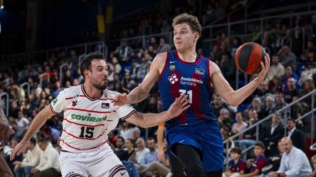 Jokubaitis busca dar una asistencia en la victoria del Barça de basket contra el Granada