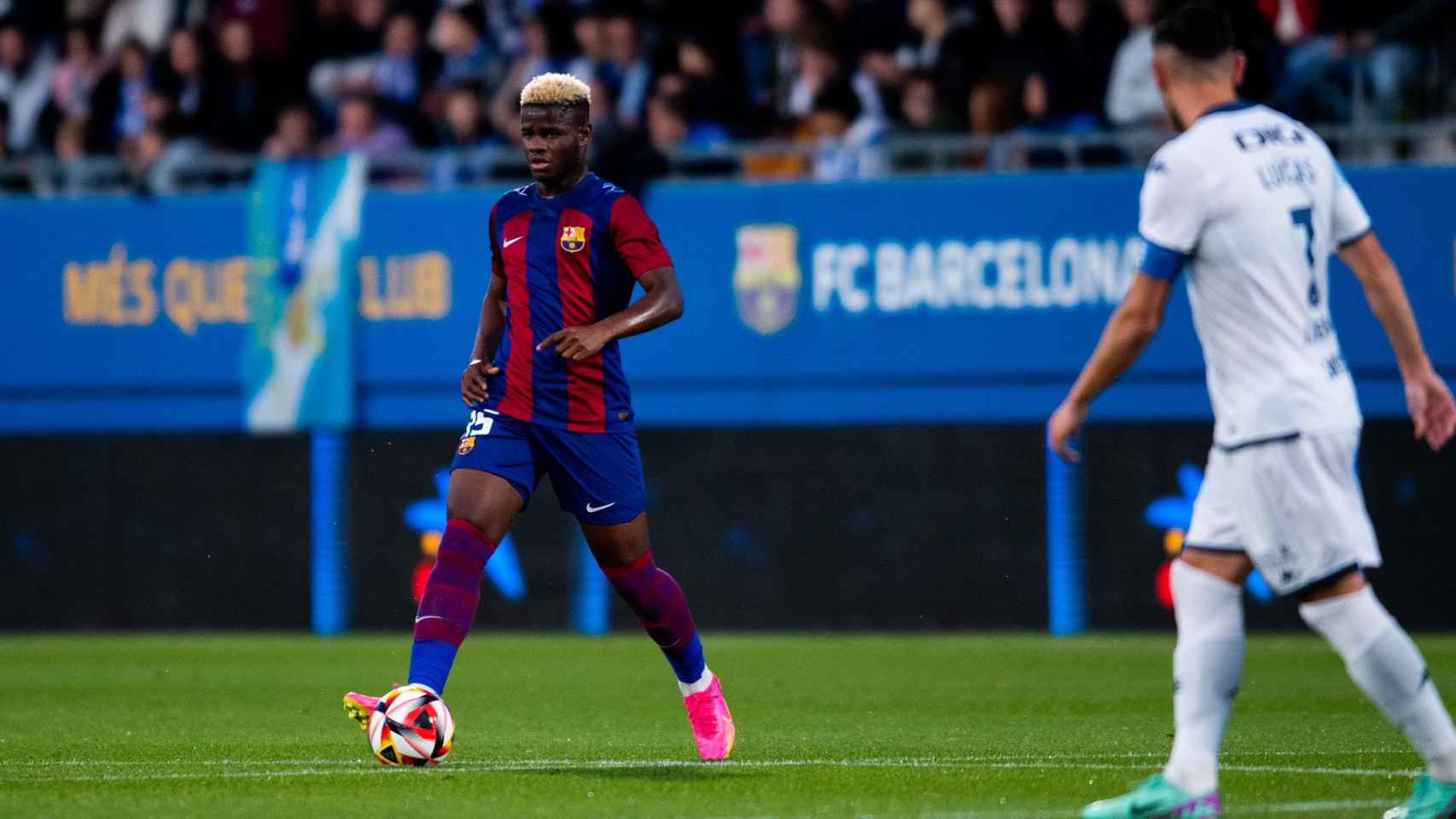 Mika Faye controla el balón en el partido Barça B-Depor