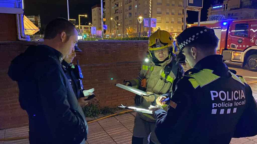 El alcalde, con los servicios de emergencia en Calella ayer