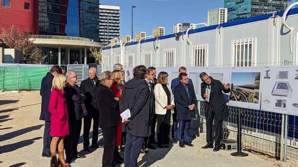 El presidente de la Generalitat, Pere Aragonès, junto a otras autoridades, en las obras de la Fira de Barcelona en L'Hospitalet