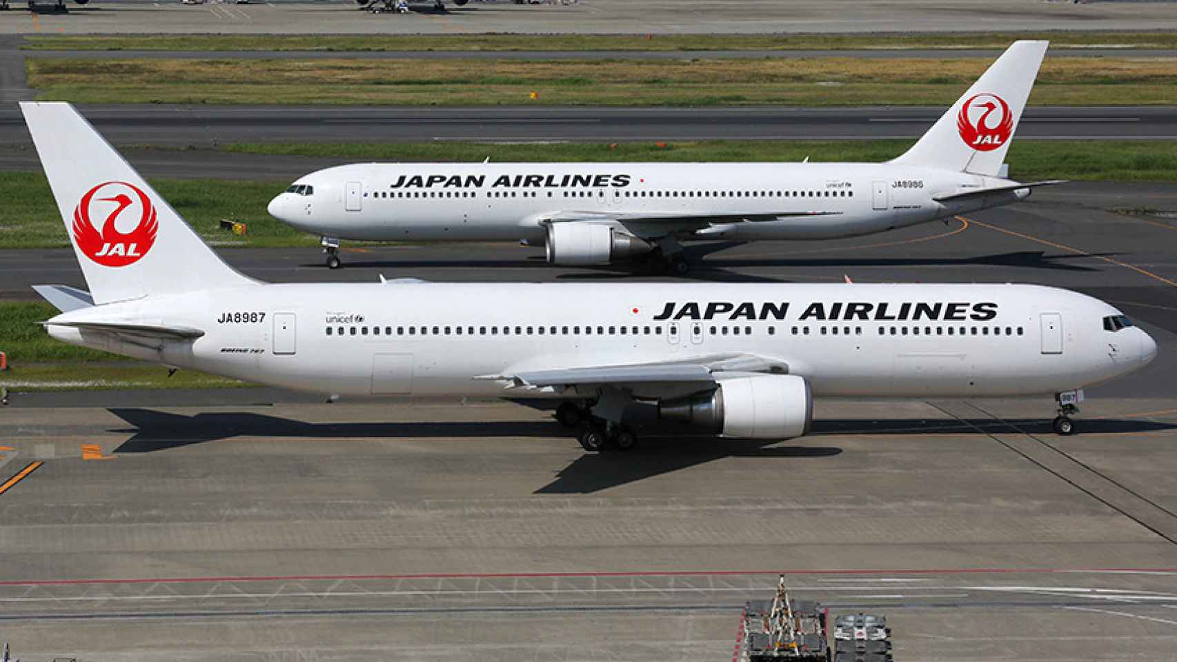 Dos aviones de Japan Airlines en pista