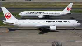 Dos aviones de Japan Airlines en pista