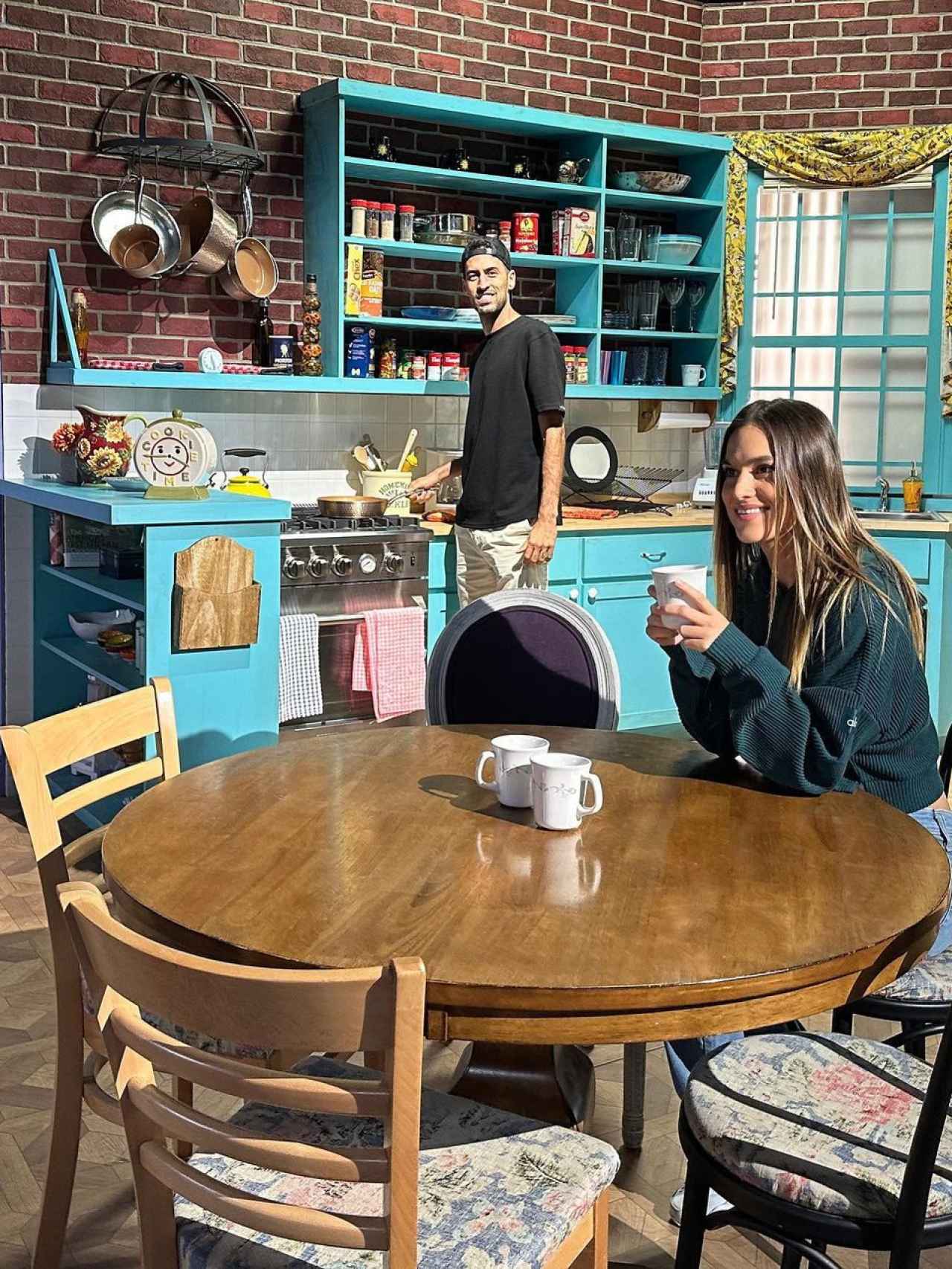 Elena Galera y Sergio Busquets visitan el set de la serie Friends