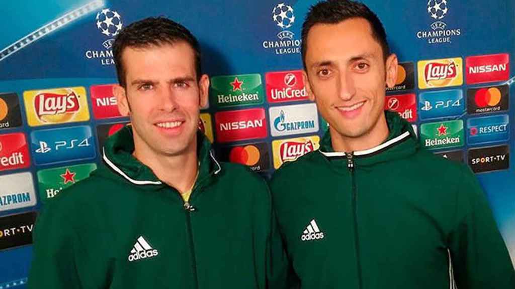 Sánchez Martínez y Raúl Cabañero, tras arbitrar un partido de Champions League