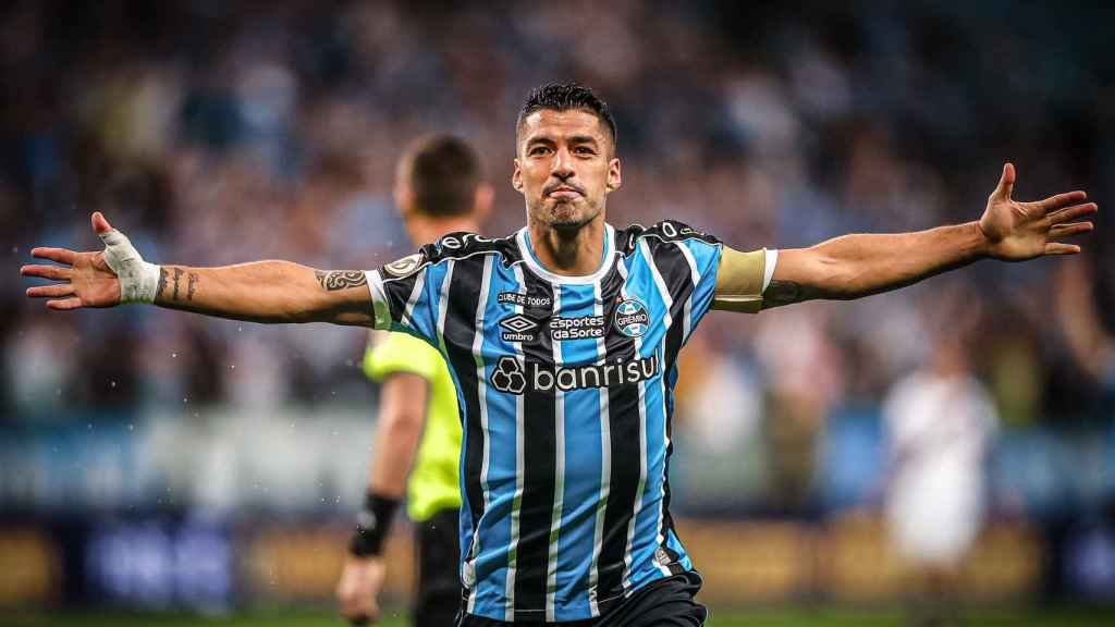 Luis Suárez celebra un gol con la camiseta de Gremio