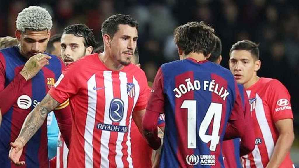 Giménez se encara con Joao Félix en el Barça-Atlético