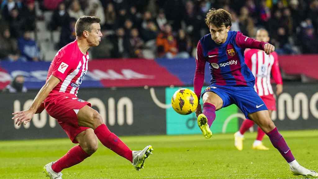 Joao Félix chuta un balón ante la marca de César Azpilicueta