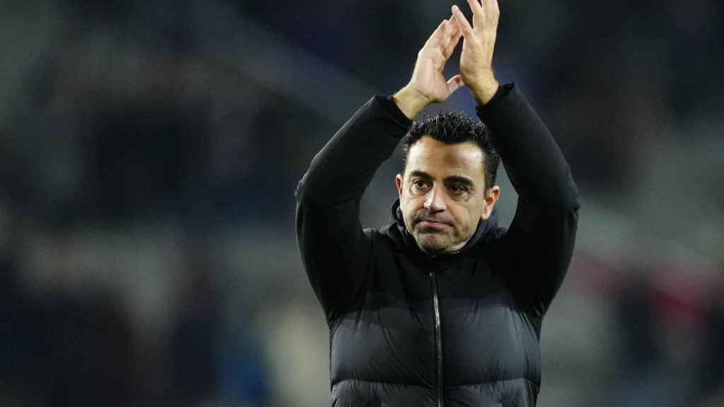 Xavi Hernández, aplaudiendo a la grada tras el Barça-Atleti