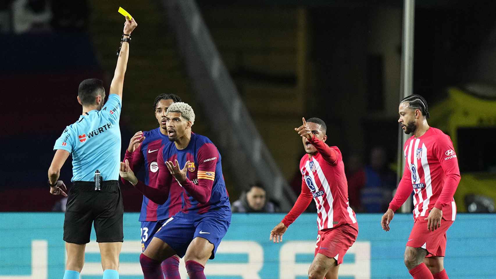 Ronald Araujo se queja de una tarjeta amarilla en el Barça-Atlético