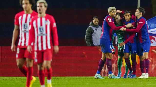 Christensen, Araujo y Koundé celebran con Iñaki Peña su gran parada a Memphis