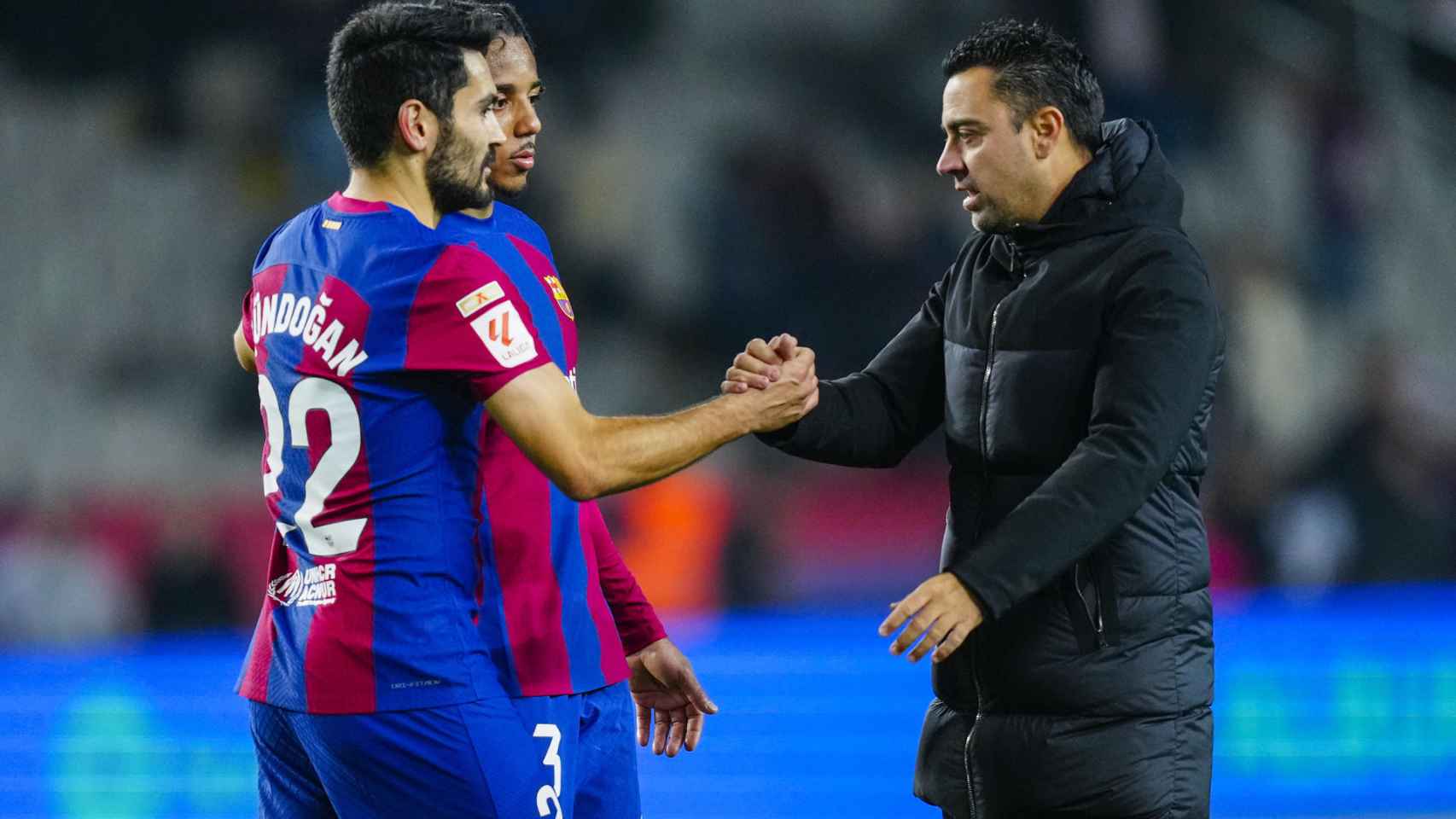 Xavi Hernández felicita a Gundogan y Koundé tras el Barça-Atlético