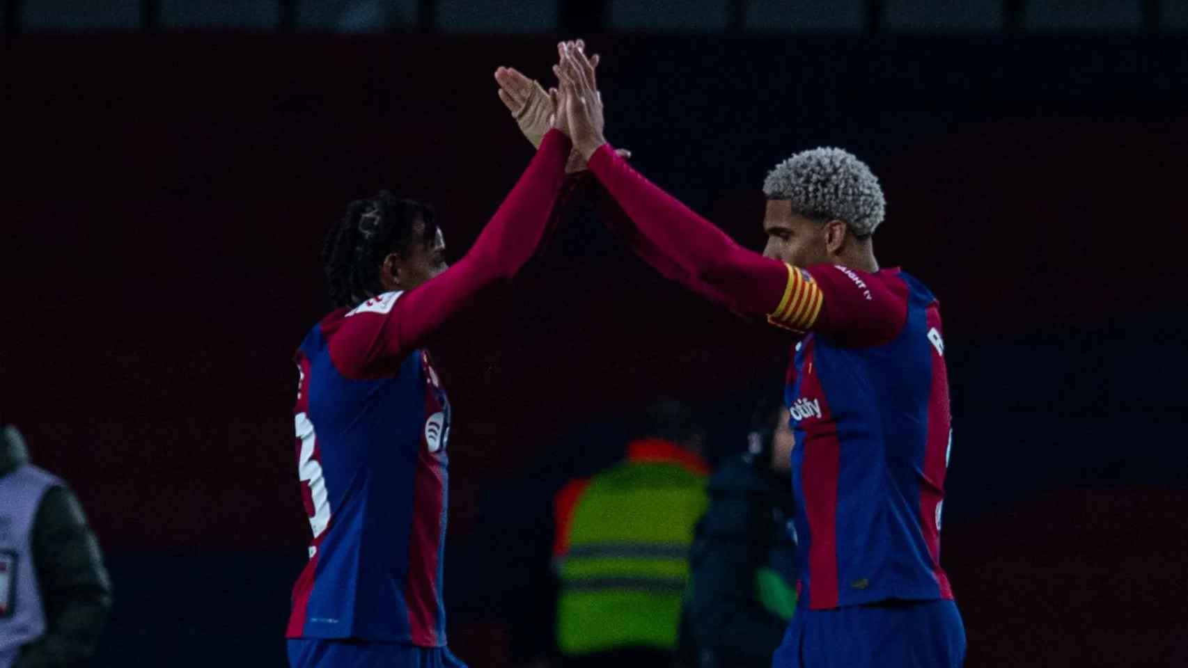 Koundé y Araujo se felicitan en el triunfo del Barça contra el Atlético