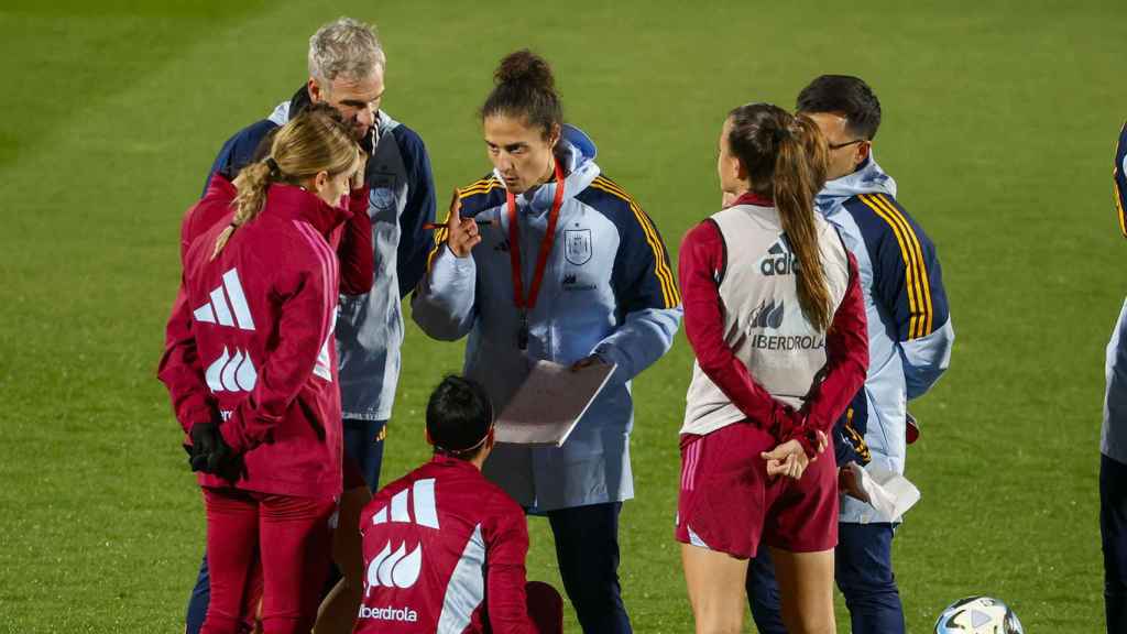 Montse Tomé da indicaciones en el entrenamiento de la selección femenina