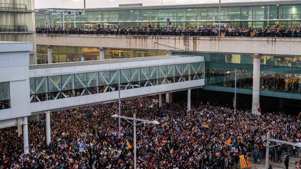 Una multitud se concentra en el Aeropuerto de Barcelona-El Prat, en protesta por la sentencia del Tribunal Supremo sobre el juicio del 'procés', en Barcelona, a 14 de octubre de 2019