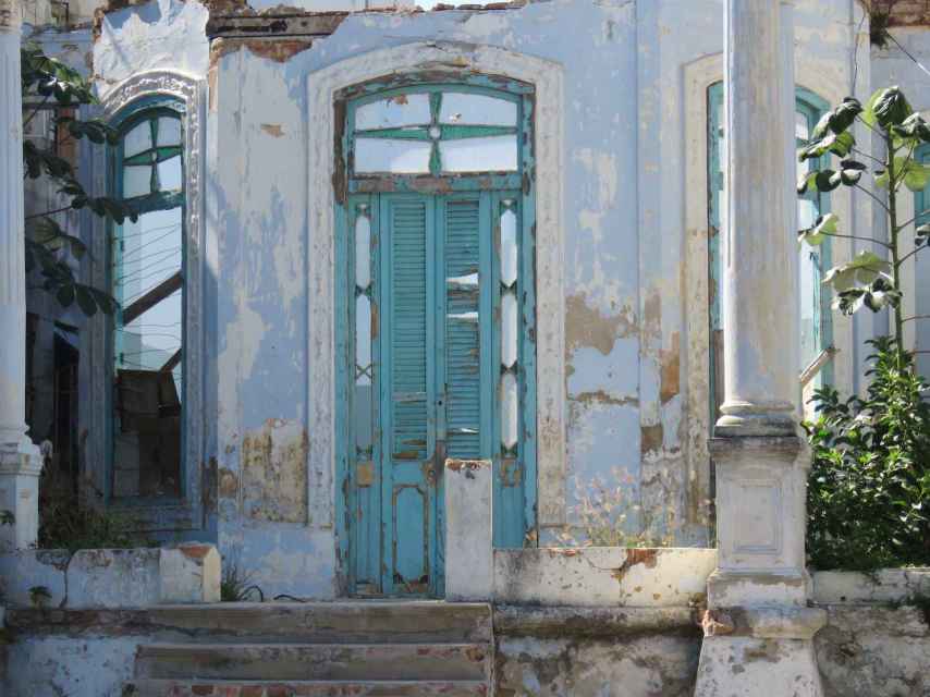 Fachada de una casa abandonada