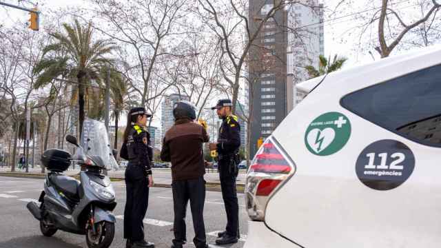 La Guardia Urbana de Barcelona, hablando con un motorista